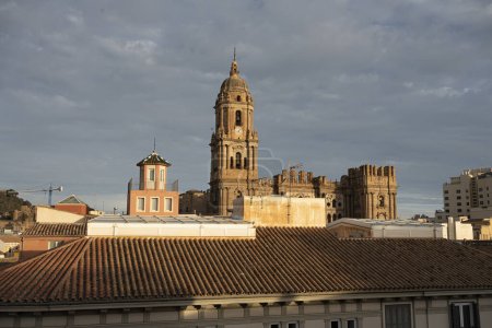Téléchargez les photos : Cathédrale de Malaga : Un chef-d'œuvre de l'architecture espagnole - Plongez dans la beauté gothique et la signification historique de la cathédrale emblématique de Malaga. - en image libre de droit