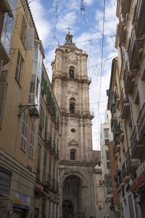 Foto de Calles de Málaga: Un viaje a través del encanto andaluz - Descubre la esencia de Málaga a través de sus calles, combinando la arquitectura histórica con la vibrante vida urbana. - Imagen libre de derechos