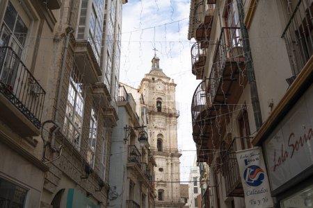 Foto de Calles de Málaga: Un viaje a través del encanto andaluz - Descubre la esencia de Málaga a través de sus calles, combinando la arquitectura histórica con la vibrante vida urbana. - Imagen libre de derechos