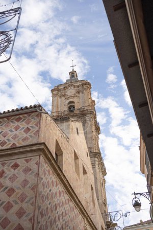 Téléchargez les photos : Malaga Streets : Un voyage à travers le charme andalou - Découvrez l'essence de Malaga à travers ses rues, mêlant architecture historique et vie urbaine animée. - en image libre de droit