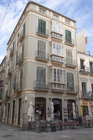 Téléchargez les photos : Malaga Streets : Un voyage à travers le charme andalou - Découvrez l'essence de Malaga à travers ses rues, mêlant architecture historique et vie urbaine animée. - en image libre de droit