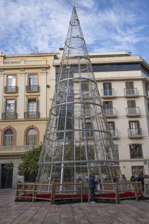Téléchargez les photos : Les rues historiques de Malaga sont illuminées, rayonnant de joie de Noël et créant un pays des merveilles hivernal magique. - en image libre de droit