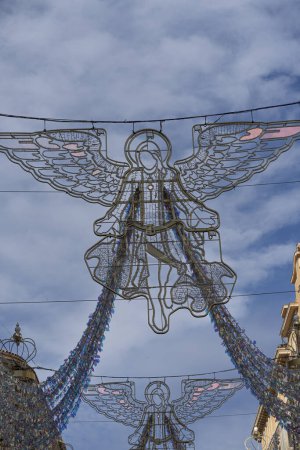Foto de Las calles de Málaga, España, bellamente adornadas con decoraciones navideñas festivas, capturan el espíritu navideño. - Imagen libre de derechos