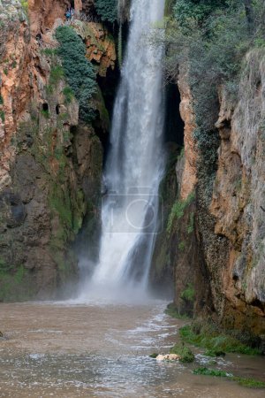 Téléchargez les photos : La végétation luxuriante encadre la puissante cascade de Monasterio de Piedra, une évasion sereine parfaite pour la nature et les thèmes de voyage. - en image libre de droit