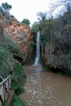 La exuberante vegetación enmarca la potente cascada del Monasterio de Piedra, una escapada serena perfecta para la naturaleza y los temas de viaje.
