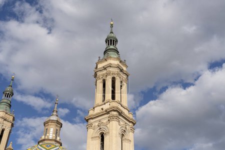 Téléchargez les photos : Tour de la Basilique del Pilar, un bel exemple de l'architecture mudéjar, parfait pour les thèmes du patrimoine religieux et espagnol - en image libre de droit