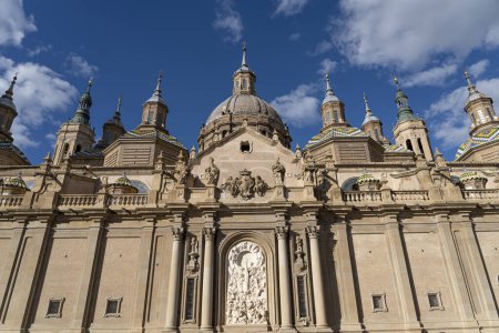 Große Ansicht der Barockfassade der Basilica del Pilar, geschmückt mit Skulpturen, unter einem strahlend blauen Himmel