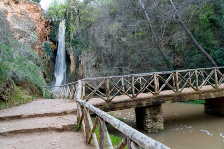La végétation luxuriante encadre la puissante cascade de Monasterio de Piedra, une évasion sereine parfaite pour la nature et les thèmes de voyage.