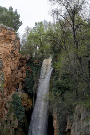 Téléchargez les photos : La végétation luxuriante encadre la puissante cascade de Monasterio de Piedra, une évasion sereine parfaite pour la nature et les thèmes de voyage. - en image libre de droit
