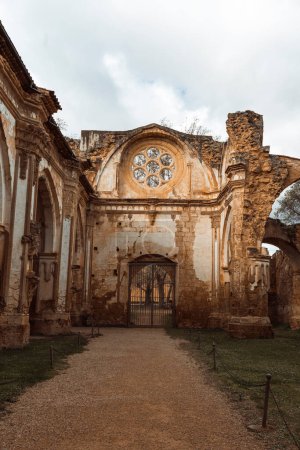 Warme Töne umhüllen die majestätischen Bögen und Rosettenfenster des Kreuzganges des Klosters Monasterio de Piedra, die mit historischer Pracht strahlen.