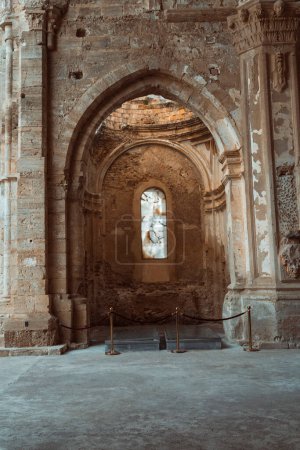 Foto de Tonos cálidos envuelven los majestuosos arcos y rosetones del claustro del Monasterio de Piedra, irradiando grandeza histórica. - Imagen libre de derechos