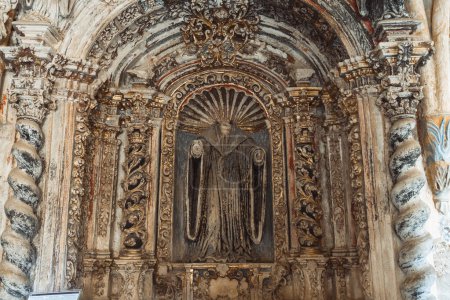 Ein detailliertes Bild mit den vergoldeten Überresten eines barocken Altars im Monasterio de Piedra, das die historische religiöse Kunst widerspiegelt.