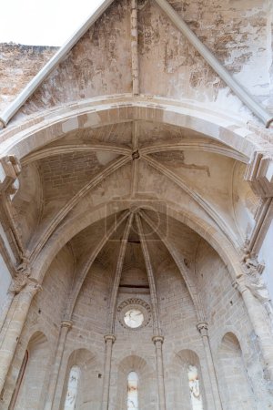 L'abside gothique et les vestiges d'un autel dans le Monasterio de Piedra, encadré de colonnes minces et de fenêtres à lancettes.