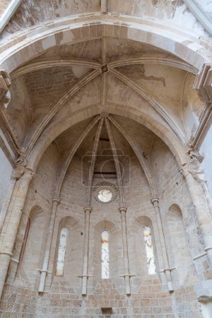 El ábside gótico y restos de un altar en el Monasterio de Piedra, enmarcado por esbeltas columnas y ventanas de lanceta.