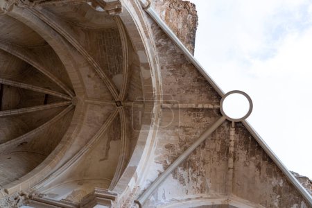Téléchargez les photos : Exquises fresques voûtées de plafond du Monasterio de Piedra, mettant en valeur des motifs ornementaux âgés - en image libre de droit