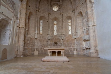 Die gotische Apsis und die Überreste eines Altars im Monasterio de Piedra, eingerahmt von schlanken Säulen und Spitzbogenfenstern.