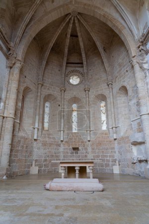 L'abside gothique et les vestiges d'un autel dans le Monasterio de Piedra, encadré de colonnes minces et de fenêtres à lancettes.