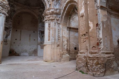 Foto de El complejo portal barroco resiste entre las ruinas del Monasterio de Piedra, testimonio de la arquitectura histórica española. - Imagen libre de derechos