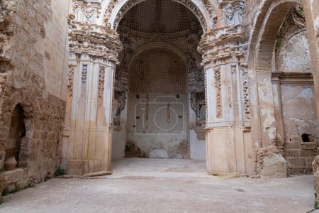 Die gotische Apsis und die Überreste eines Altars im Monasterio de Piedra, eingerahmt von schlanken Säulen und Spitzbogenfenstern.
