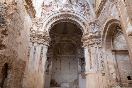 Das komplexe Barockportal steht widerstandsfähig inmitten der Ruinen des Monasterio de Piedra, ein Zeugnis der historischen spanischen Architektur.