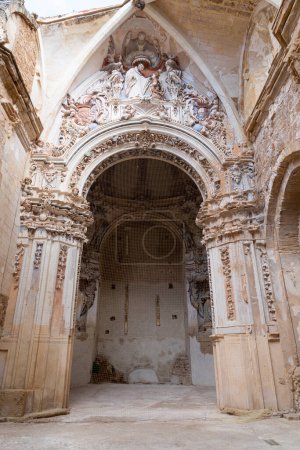 El complejo portal barroco resiste entre las ruinas del Monasterio de Piedra, testimonio de la arquitectura histórica española.