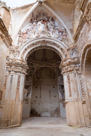 Téléchargez les photos : Des tons chauds enveloppent les majestueuses arches et rosettes du cloître du Monasterio de Piedra, rayonnant de grandeur historique. - en image libre de droit