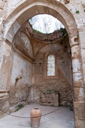 El complejo portal barroco resiste entre las ruinas del Monasterio de Piedra, testimonio de la arquitectura histórica española.