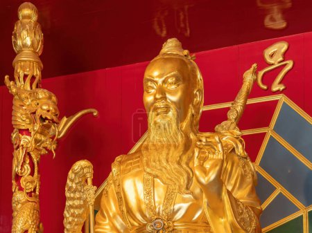 Téléchargez les photos : Statue de Lu Dongbin à Viharn Sien, un musée et sanctuaire chinois-thaïlandais près de Wat Yan à Huai Yai, près de Pattaya, province de Chonburi en Thaïlande. - en image libre de droit