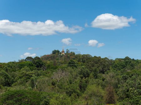 Téléchargez les photos : Forêt luxuriante et Wat Mondop, un sanctuaire sur une colline et une partie du complexe du temple Wat Yan à Huai Yai, près de Pattaya, province de Chonburi en Thaïlande. - en image libre de droit