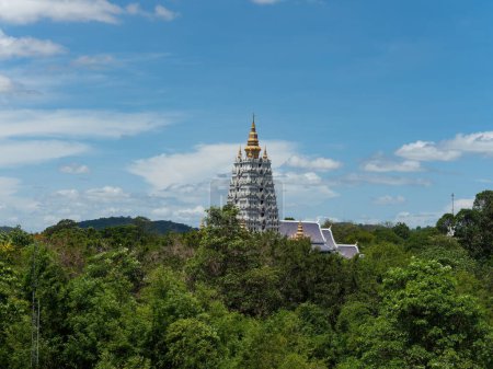 Téléchargez les photos : Réplique de Buddhagaya Chedi entouré par une forêt dense à Wat Yan près de la ville de Pattaya dans la province de Chonburi en Thaïlande. - en image libre de droit