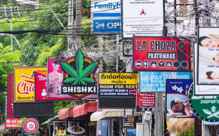 Téléchargez les photos : Pattaya, Thaïlande - 13 juin 2023 : Après la légalisation du cannabis en Thaïlande, les lieux de vente de produits du cannabis se sont multipliés, également entre les bars et les salons de massage dans les zones touristiques de Pattaya. - en image libre de droit