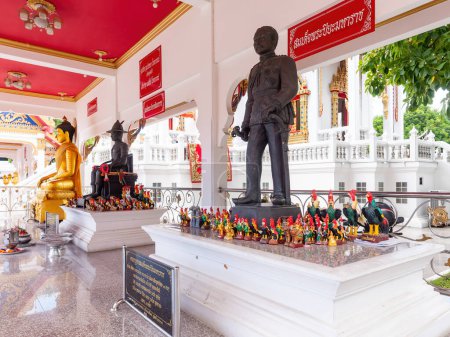 Téléchargez les photos : Statue du roi Chulalongkorn, Rama 5, entourée de coqs à Wat Chai Mongkhon, le grand temple bouddhiste dans le sud de Pattaya, la ville de villégiature dans la province de Chonburi, Thaïlande. - en image libre de droit