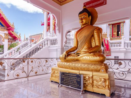 Téléchargez les photos : Image de Bouddha d'or à Wat Chai Mongkhon, le grand temple bouddhiste dans le sud de Pattaya, la ville de villégiature dans la province de Chonburi, Thaïlande. - en image libre de droit