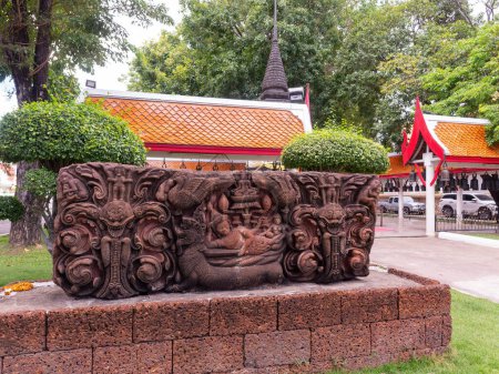Téléchargez les photos : Décoration de style khmer sculptée dans la pierre à Wat Chai Mongkhon, le grand temple bouddhiste dans le sud de Pattaya, la ville de villégiature dans la province de Chonburi, Thaïlande. - en image libre de droit