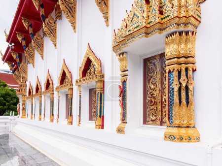Téléchargez les photos : Rangée de fenêtres à Wat Chai Mongkhon, le grand temple bouddhiste dans le sud de Pattaya, la ville de villégiature dans la province de Chonburi, Thaïlande. - en image libre de droit