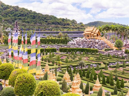 Foto de Pattaya, Tailandia - 27 de agosto de 2023: The French Garden and Dinosaur Park at Nong Nooch Wonder World at Pattaya, Tailandia. Nong Nooch es un gran parque con jardines, flores, arquitectura y animales. - Imagen libre de derechos