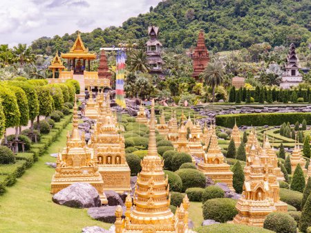 Foto de Pattaya, Tailandia - 27 de agosto de 2023: The French Garden and Dinosaur Park at Nong Nooch Wonder World at Pattaya, Tailandia. Nong Nooch es un gran parque con jardines, flores, arquitectura y animales. - Imagen libre de derechos