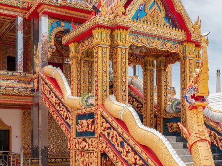 Téléchargez les photos : Entrée et escaliers dans l'un des bâtiments de Wat Huai Yai, un temple bouddhiste à Huai Yai, Pattaya City, Chonburi, Thaïlande. - en image libre de droit