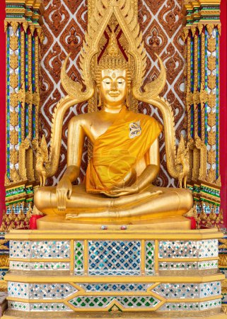 Téléchargez les photos : Golden Buddha image à Wat Huai Yai, un temple bouddhiste à Huai Yai, Pattaya City, Chonburi, Thaïlande. - en image libre de droit
