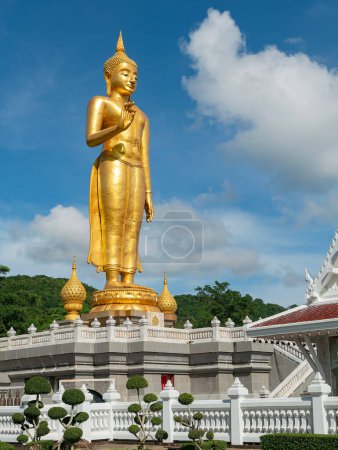 Foto de Buda de pie dorado en el pico en el parque municipal de Hat Yai en Hat Yai, provincia de Songkhla, al sur de Tailandia
. - Imagen libre de derechos