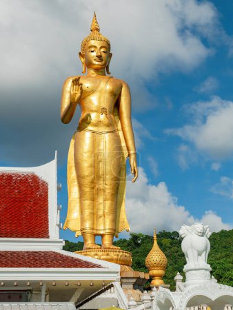 Foto de Buda de pie dorado en el pico en el parque municipal de Hat Yai en Hat Yai, provincia de Songkhla, al sur de Tailandia
. - Imagen libre de derechos