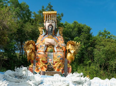 Foto de Estatua del Emperador de Jade, o Abuelo Celestial sentado en un mar de dragones, una deidad de la mitología china en el pico en el Parque de la Municipalidad Hat Yai en Hat Yai, provincia de Songkhla en el sur de Tailandia. - Imagen libre de derechos