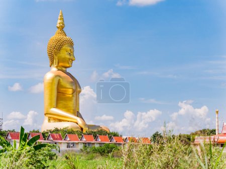 Foto de El Buda Gigante en Wat Muang, Ang Thong, Tailandia. La estatua tiene 92 metros de altura, y fue terminada en 2008 después de un período de construcción de 18 años.. - Imagen libre de derechos