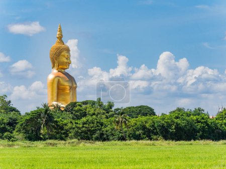 Foto de El Buda Gigante en Wat Muang, Ang Thong, Tailandia. La estatua tiene 92 metros de altura, y fue terminada en 2008 después de un período de construcción de 18 años.. - Imagen libre de derechos