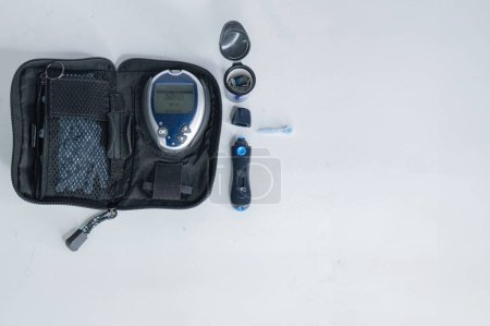 Foto de Diabéticos Kit de pruebas de glucosa con estuche abierto para su visualización. Fondo blanco y espacio. - Imagen libre de derechos