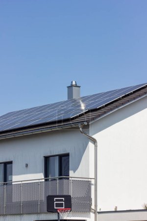 Foto de Techo del panel solar en el techo del edificio con andamio de construcción en el sur de Alemania soleado día de primavera - Imagen libre de derechos