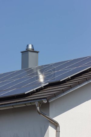 Téléchargez les photos : Toit de panneau solaire sur le toit de construction avec échafaudage de construction en Allemagne du Sud jour ensoleillé de printemps - en image libre de droit