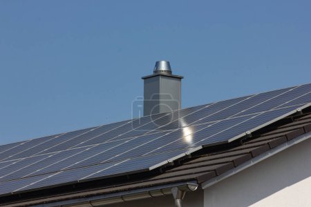 Foto de Techo del panel solar en el techo del edificio con andamio de construcción en el sur de Alemania soleado día de primavera - Imagen libre de derechos