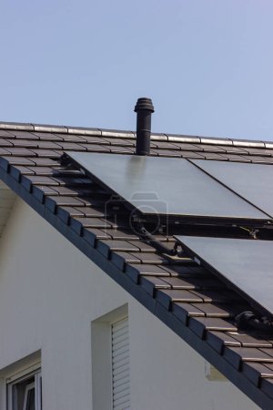 Téléchargez les photos : Toit de panneau solaire sur le toit de construction avec échafaudage de construction en Allemagne du Sud jour ensoleillé de printemps - en image libre de droit