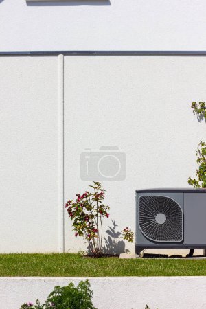 Téléchargez les photos : Pompe à chaleur dans un nouveau bâtiment avec des façades de maison modernes de l'Allemagne du Sud par une journée ensoleillée au printemps - en image libre de droit